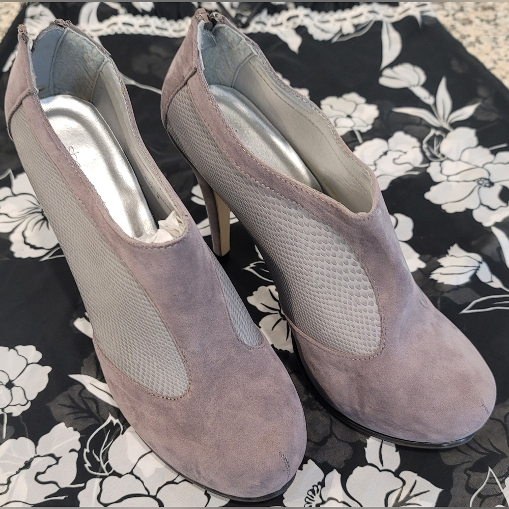 Shoe Dazzle Grey Snakeskin Suede platform Booties Size 9
